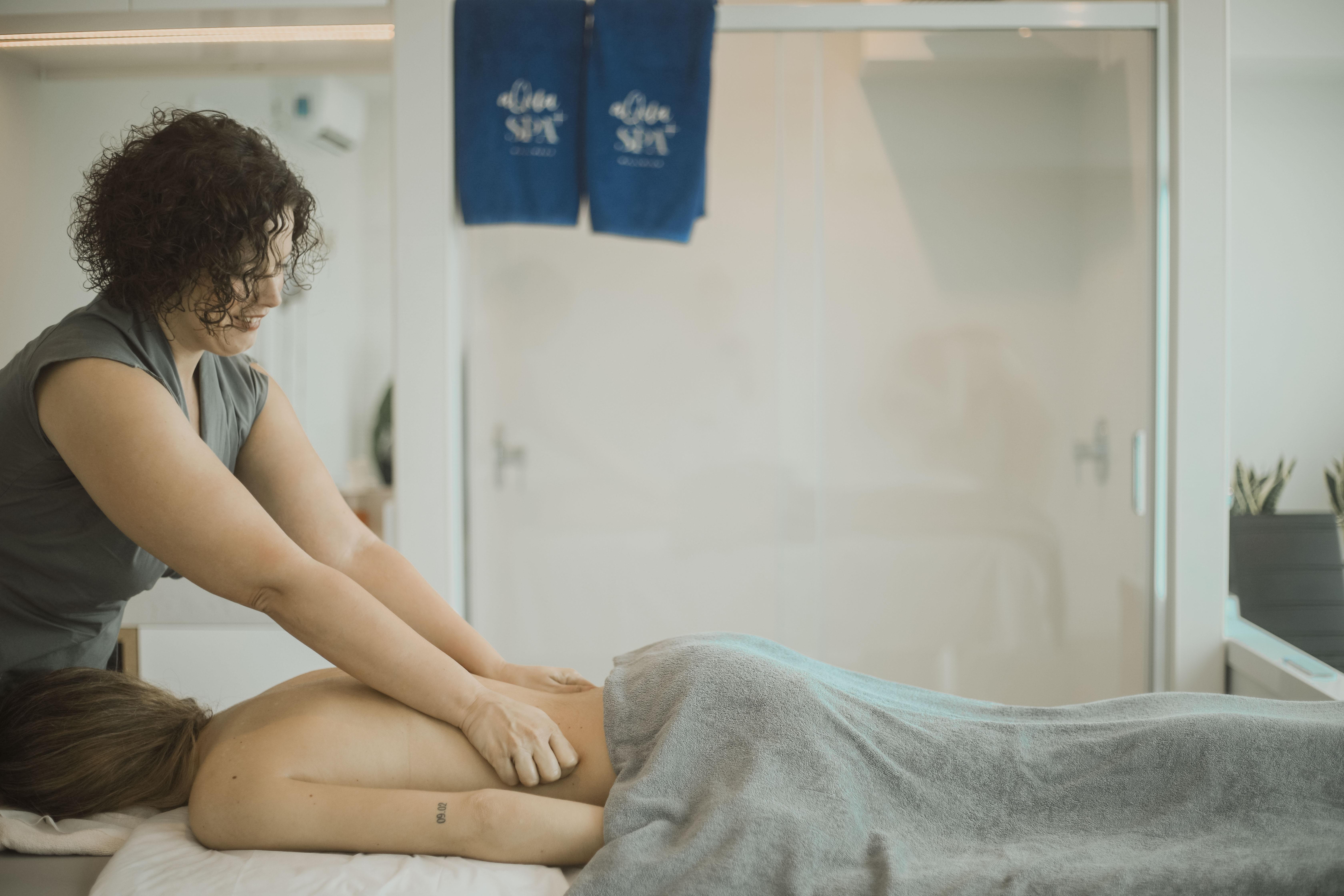 Arrecife Gran Hotel & Spa エクステリア 写真 A massage therapist treating a patient