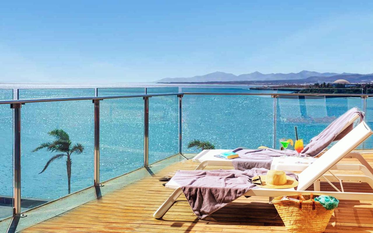 Arrecife Gran Hotel & Spa エクステリア 写真 A glass balustrade