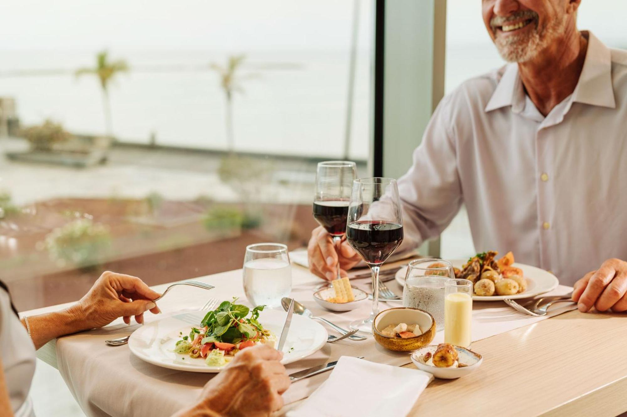 Arrecife Gran Hotel & Spa エクステリア 写真 A man dining