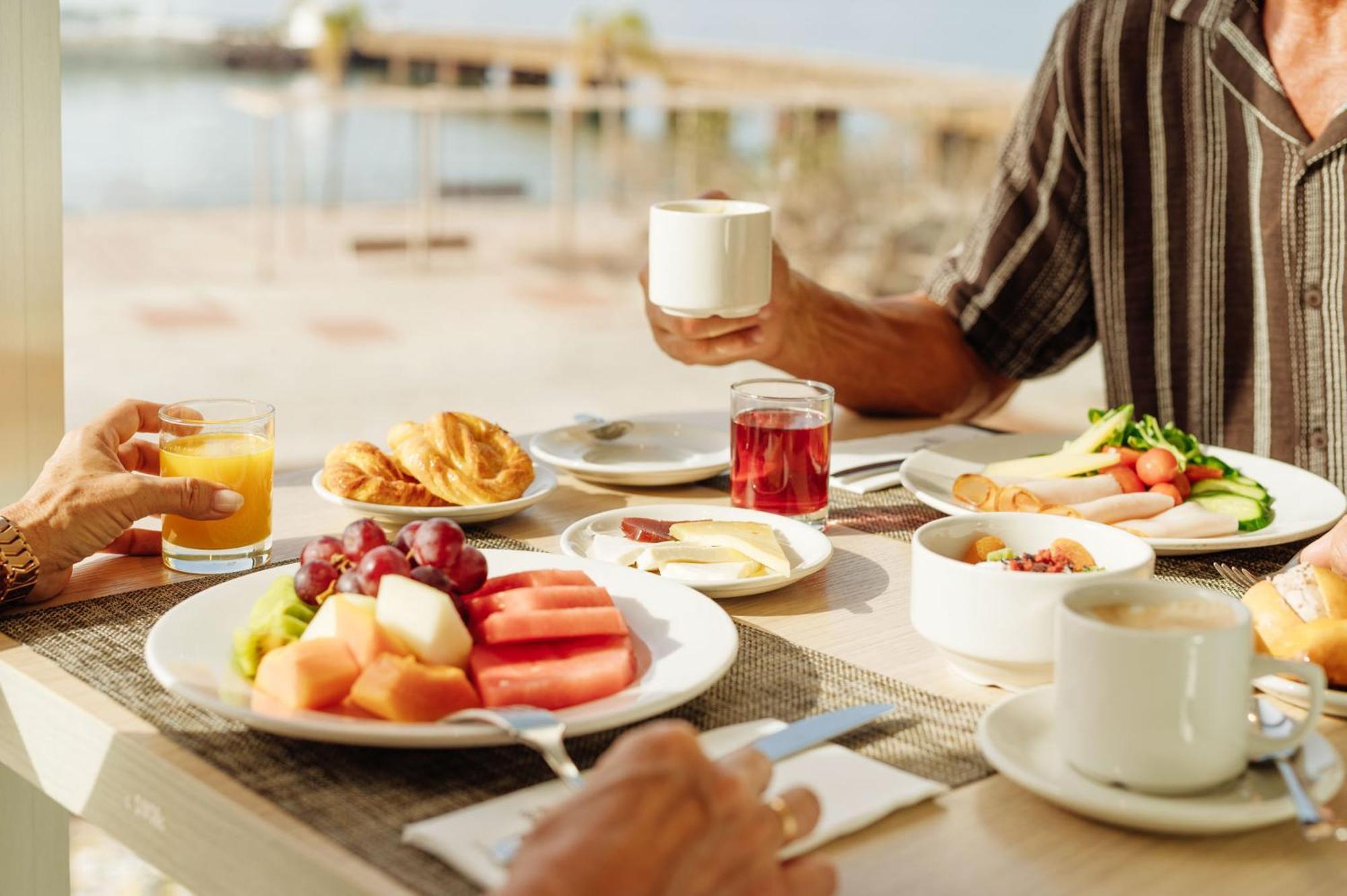 Arrecife Gran Hotel & Spa エクステリア 写真 A breakfast buffet